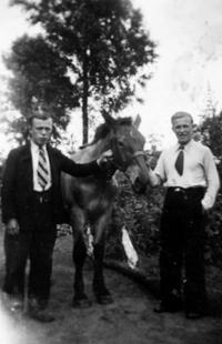 Theofiel en zijn broer Karel met een paard